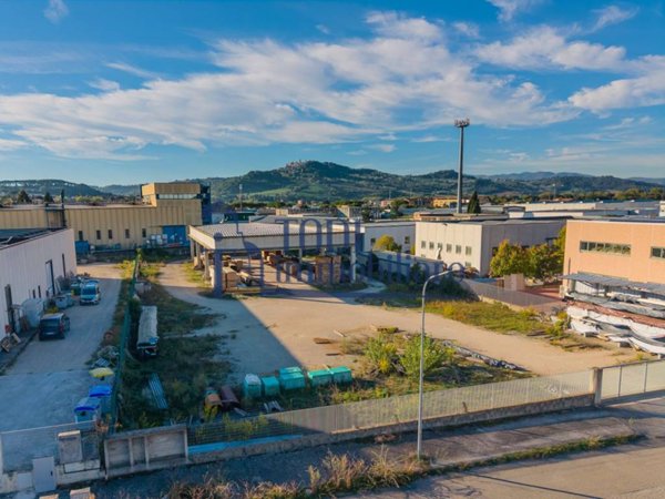 locale commerciale in vendita a Todi in zona Pian di Porto