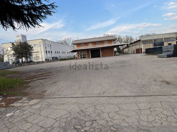 capannone in vendita a Torgiano