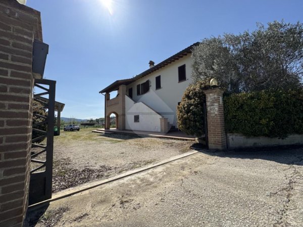 casa indipendente in vendita a Torgiano