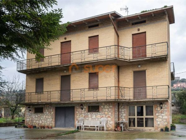 casa indipendente in vendita a Torgiano
