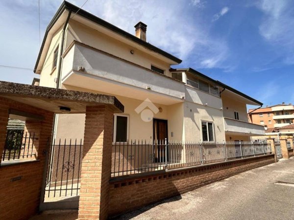 casa indipendente in vendita a Torgiano
