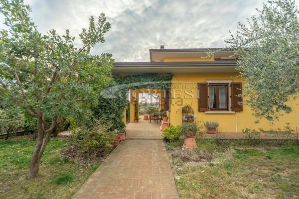 casa indipendente in vendita a Torgiano