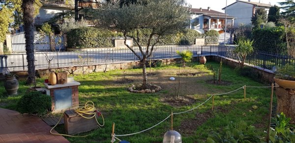 casa indipendente in vendita a Torgiano