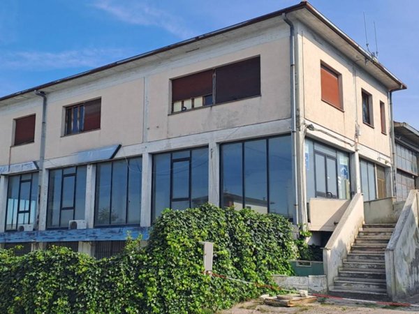 locale commerciale in vendita a Torgiano in zona Fornaci