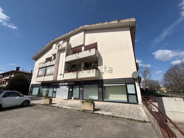 locale commerciale in vendita a Torgiano in zona Fornaci