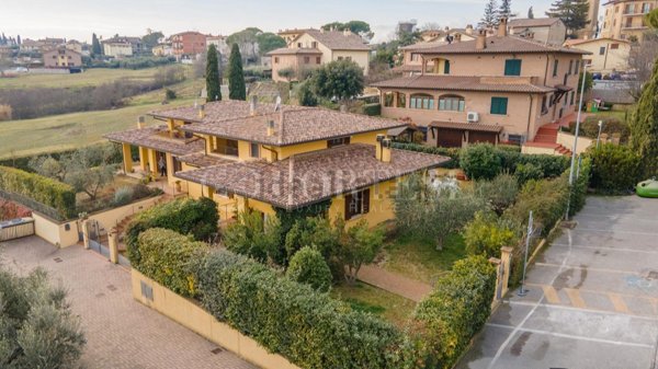 casa indipendente in vendita a Torgiano