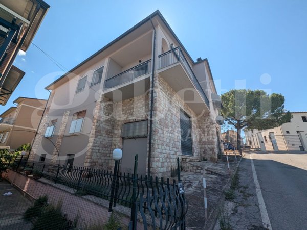 locale commerciale in vendita a Torgiano