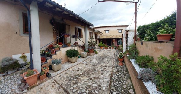 casa indipendente in vendita a Trevi