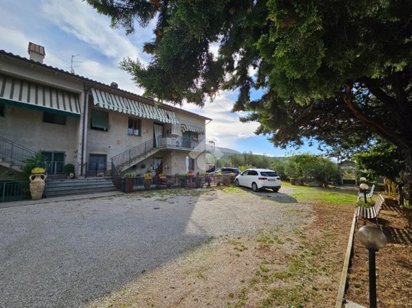 casa indipendente in vendita a Trevi in zona Santa Maria in Valle