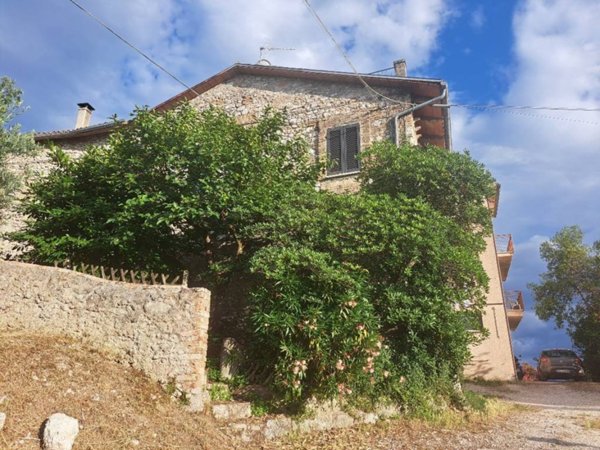 casa indipendente in vendita a Trevi