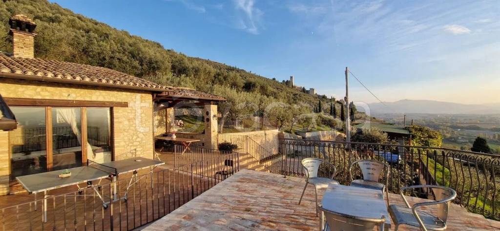 casa indipendente in vendita a Trevi
