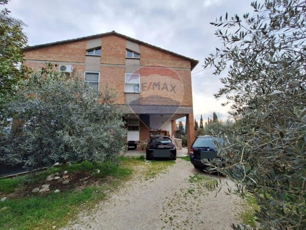 casa indipendente in vendita a Trevi in zona Bovara