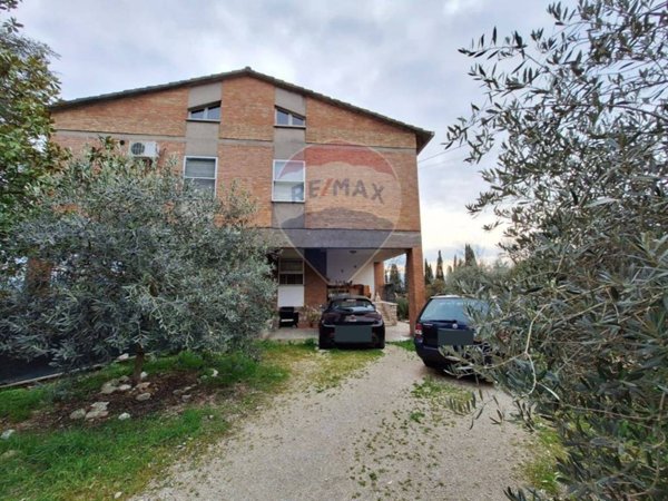 casa indipendente in vendita a Trevi in zona Bovara