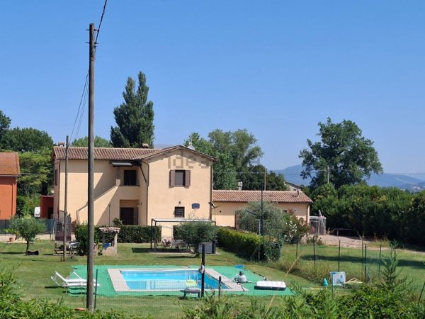 casa indipendente in vendita a Trevi