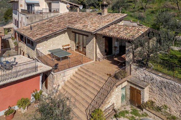 casa indipendente in vendita a Trevi