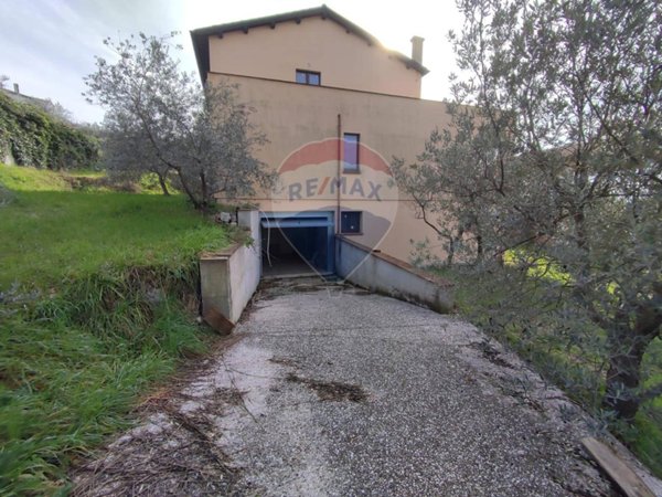 casa indipendente in vendita a Trevi