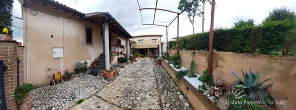 casa indipendente in vendita a Trevi