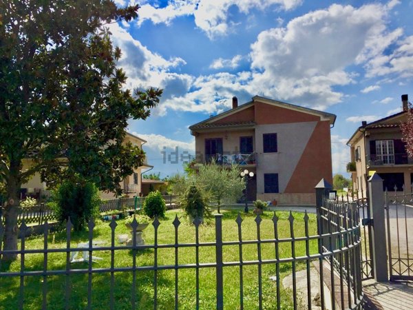 casa indipendente in vendita a Trevi