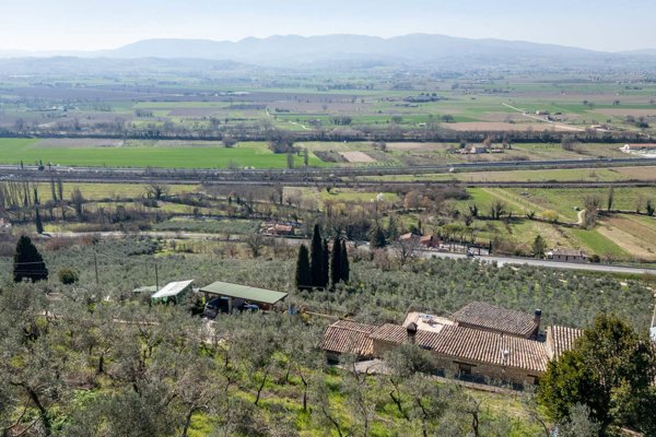 casa indipendente in vendita a Trevi