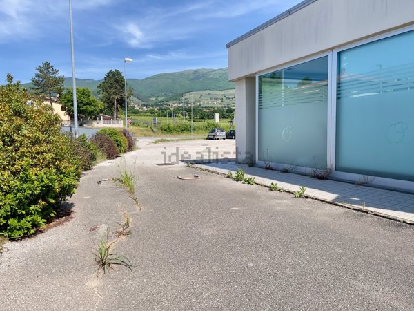 locale commerciale in vendita a Trevi