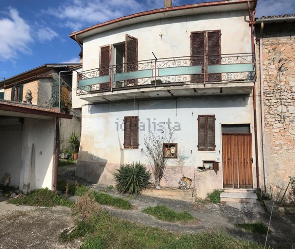 casa indipendente in vendita a Trevi