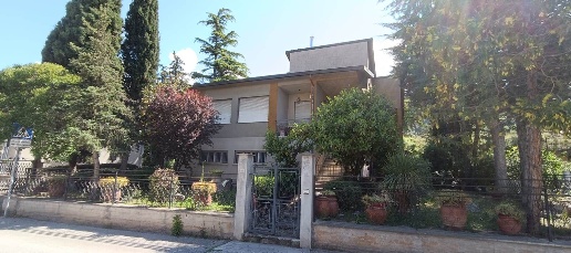 casa indipendente in vendita a Trevi