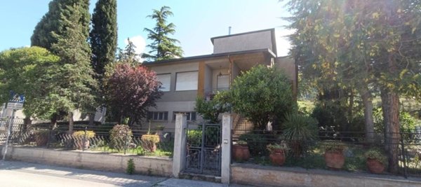 casa indipendente in vendita a Trevi