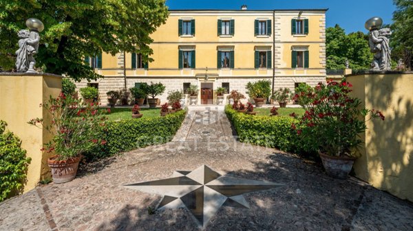 casa indipendente in vendita a Trevi