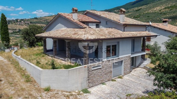 casa indipendente in vendita a Trevi