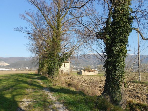 casale in vendita a Trevi