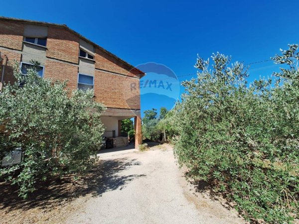 casa indipendente in vendita a Trevi in zona Bovara