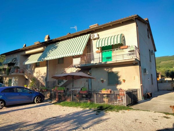 casa indipendente in vendita a Trevi