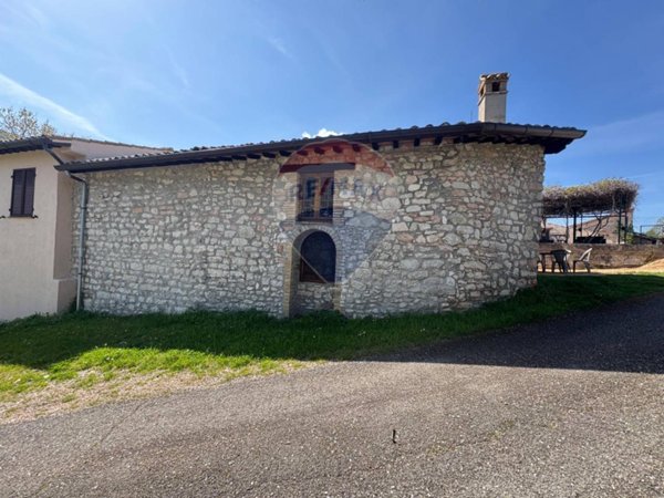 casa indipendente in vendita a Trevi