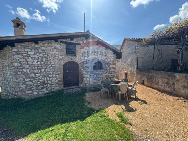 casa indipendente in vendita a Trevi
