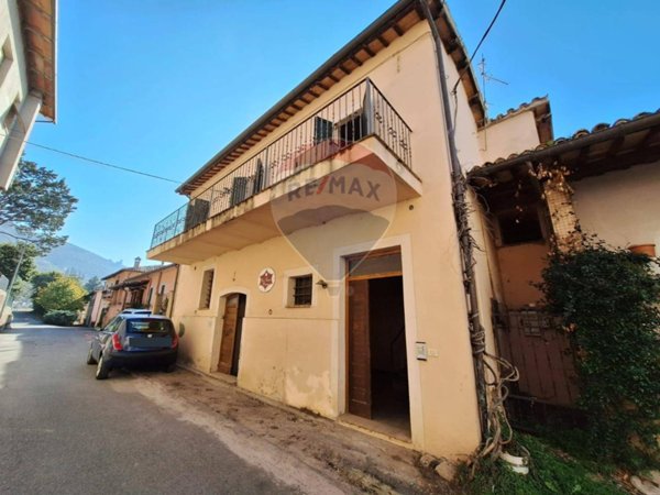 casa indipendente in vendita a Trevi