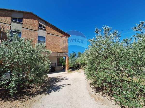 casa indipendente in vendita a Trevi in zona Bovara