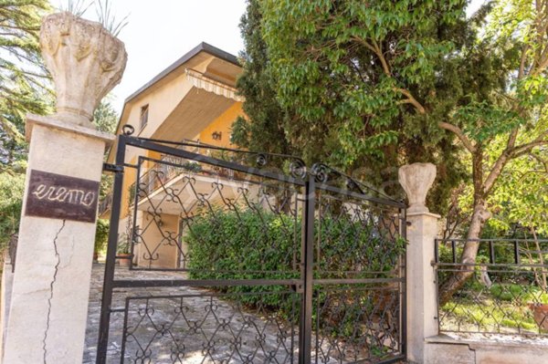 casa indipendente in vendita a Trevi