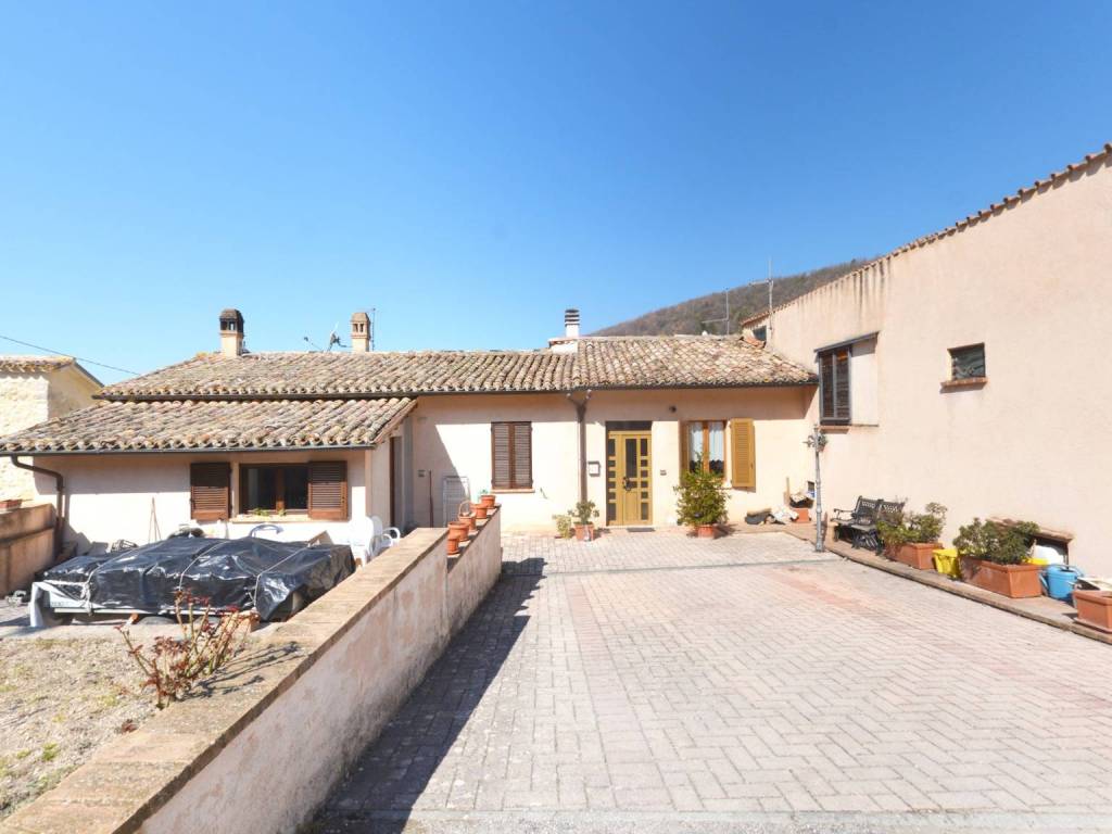 casa indipendente in vendita a Trevi