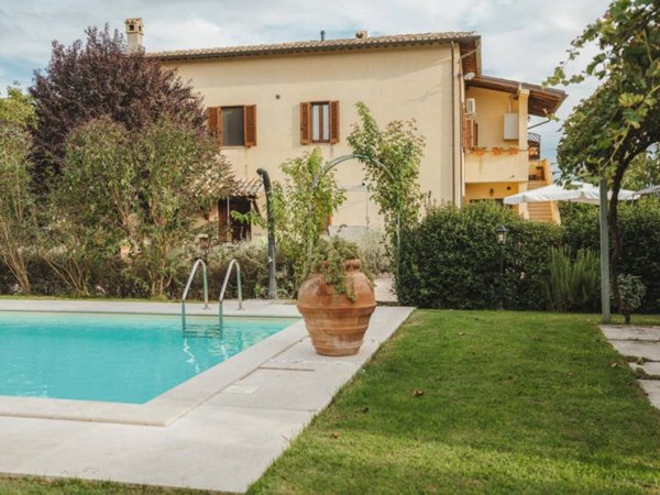 casa indipendente in vendita a Trevi