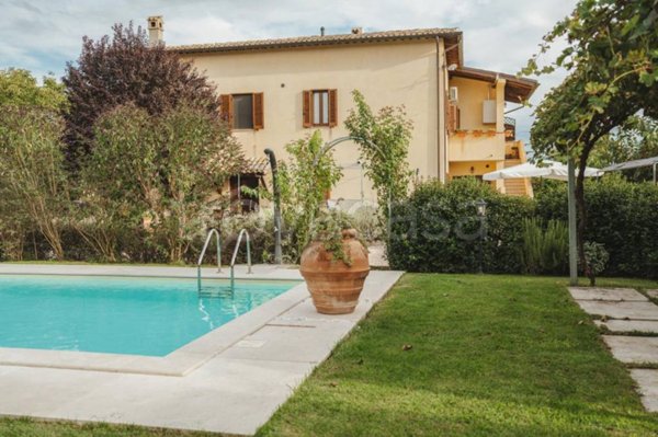 casa indipendente in vendita a Trevi