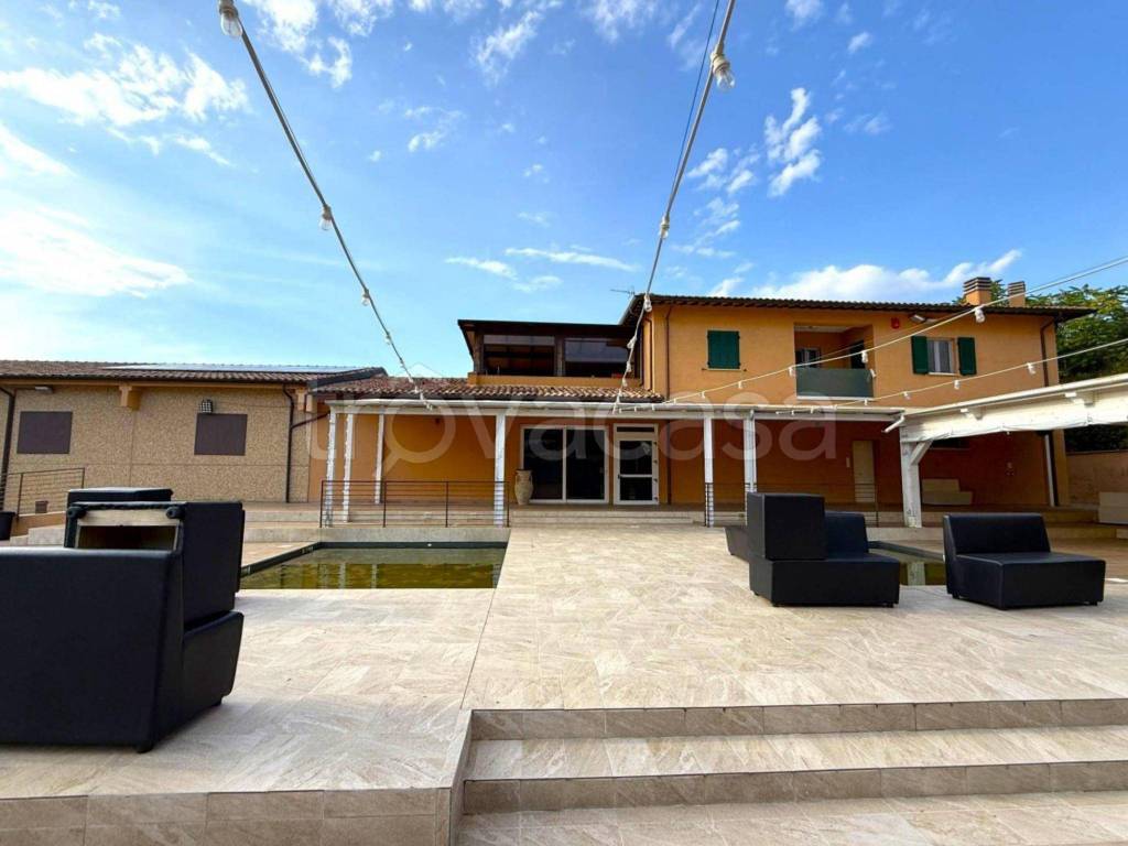 negozio in vendita a Trevi in zona Bovara