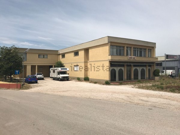 locale di sgombero in vendita a Trevi