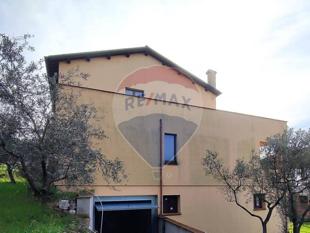 casa indipendente in vendita a Trevi