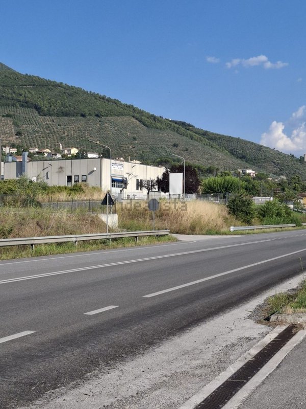 locale di sgombero in vendita a Trevi