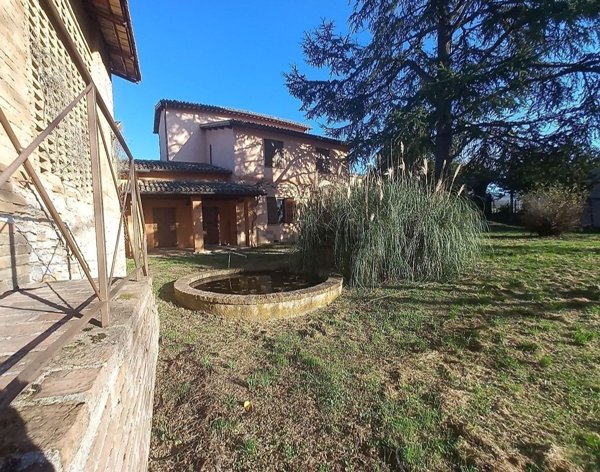 casale in vendita a Trevi