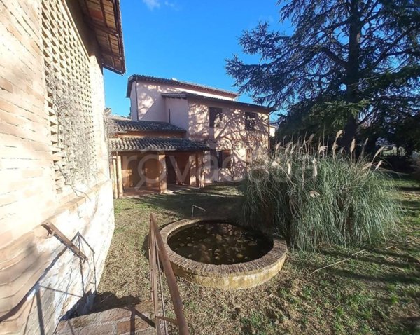 casa indipendente in vendita a Trevi