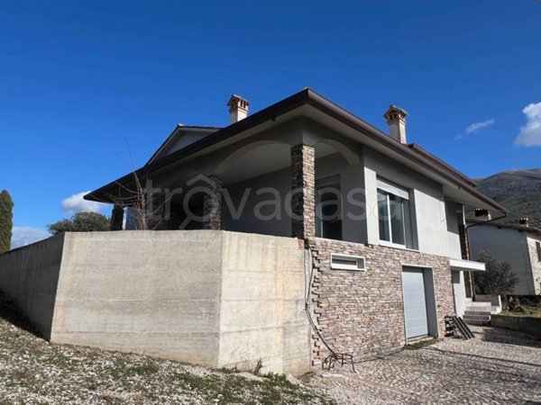 casa indipendente in vendita a Trevi in zona Bovara