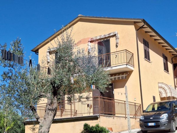 casa indipendente in vendita a Trevi in zona Parrano