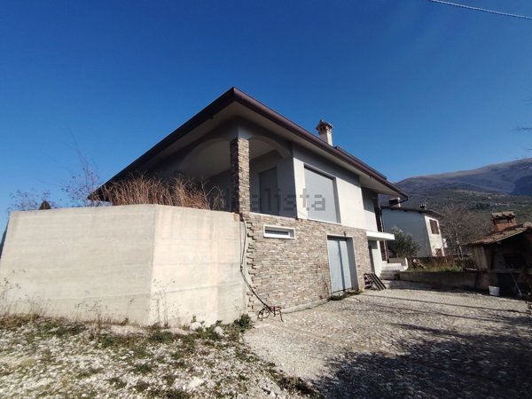 casa indipendente in vendita a Trevi