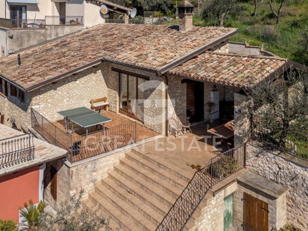 casa indipendente in vendita a Trevi